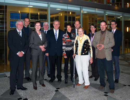 Präsident Dr. Bertrams, Regierungspräsidentin Marianne Thomann-Stahl von der Bezirksregierung Detmold und eine Delegation der von Bodelschwinghschen Stiftungen Bethel